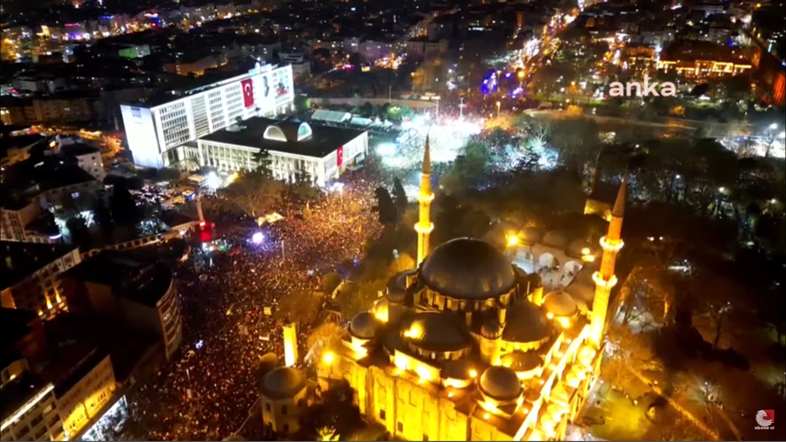 Une photo du centre ville d'Istanbul blindé de monde pendant la manif d'hier soir